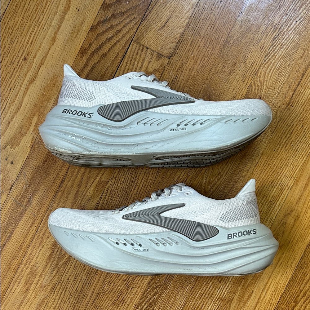 Brooks Glycerin Max Women's Size 9M Almond Peach and White Color